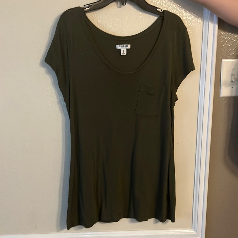 Size Medium- Green tee with stall hole in shoulder